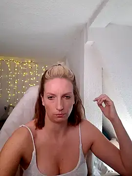 Snapshot of SexyJulia21 chatting on February 2025 09:15:02 AM SexyJulia21 online show from February 2025 09:15:02 AM