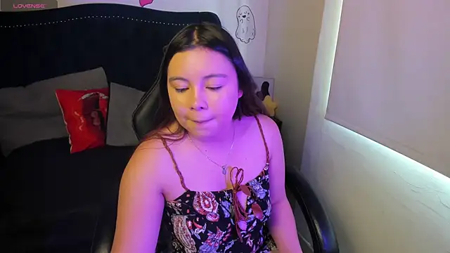 LucyPetit online show from November 2025 01:00:02 PM