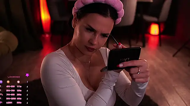 MaryHols online show from October 2025 04:37:02 PM