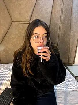 Isabela Colins online show from September 2025 12:59:02 PM