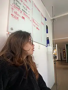 Isabela Colins online show from September 2025 12:40:01 PM