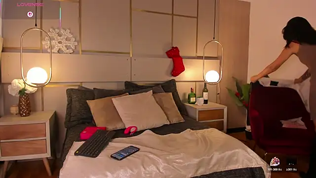 Lina Montclair online show from December 2025 07:42:02 PM