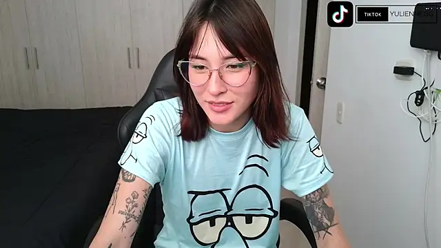 Yulienneg online show from November 2025 07:48:02 PM