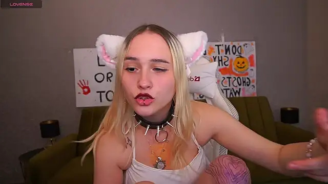 LilElfie online show from October 2025 11:28:02 PM