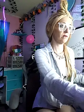 Snapshot of Purple2StayThnxx chatting on November 2025 12:28:01 PM Purple2StayThnxx online show from November 2025 12:28:01 PM