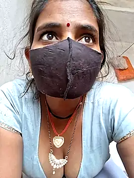 RAYI Queen 3 online show from November 2025 03:37:02 AM