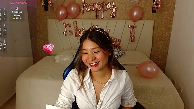 Snapshot of little_annee chatting on September 2025 01:54:02 AM little annee online show from September 2025 01:54:02 AM
