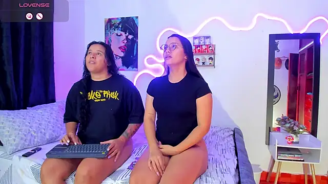 Snapshot of Dilan_and_Mia chatting on September 2025 10:01:02 PM Dilan and Mia online show from September 2025 10:01:02 PM