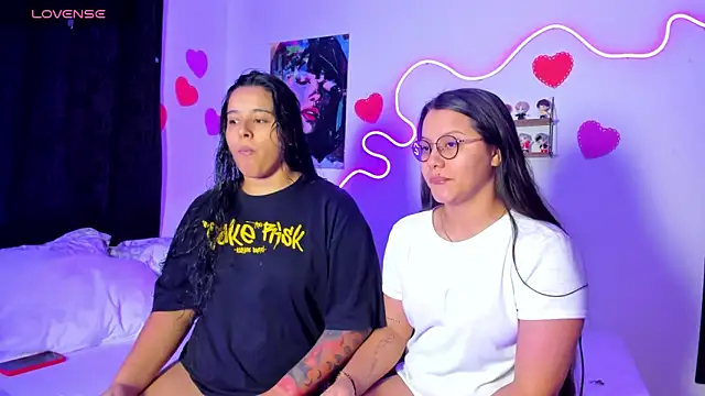 Dilan and Mia online show from April 2026 11:33:02 PM