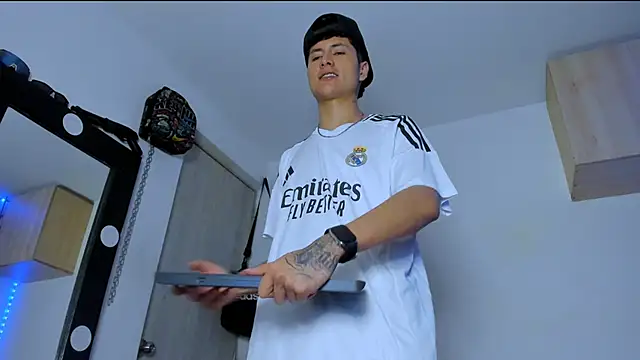 Mateo Escobar online show from September 2025 04:56:01 AM