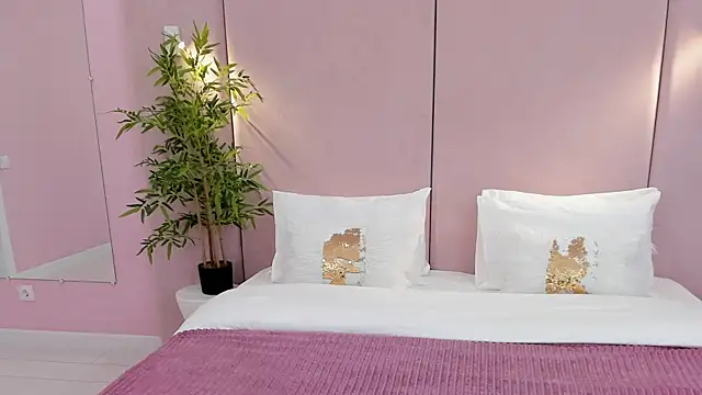 NoraHaynes online show from October 2025 03:05:02 AM