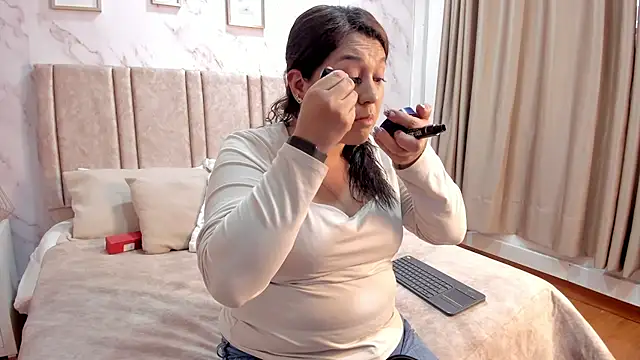 Paula And online show from October 2025 07:56:02 PM