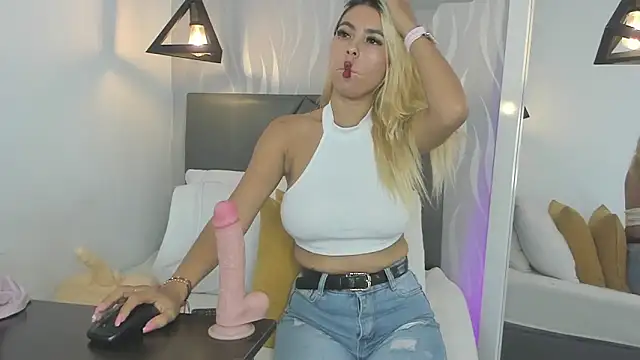 lucia-cute online show from November 2025 07:24:01 PM