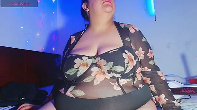 Snapshot of Julieta_Big chatting on April 2026 11:09:02 PM Julieta Big online show from April 2026 11:09:02 PM
