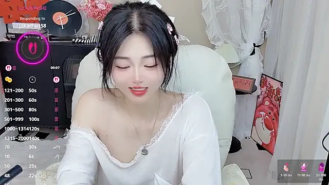 Snapshot of CeeKie chatting on April 2026 02:25:02 PM CeeKie online show from April 2026 02:25:02 PM