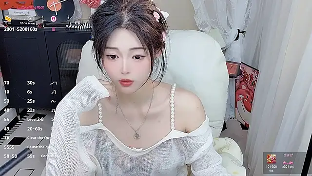 Snapshot of CeeKie chatting on April 2026 05:27:02 AM CeeKie online show from April 2026 05:27:02 AM