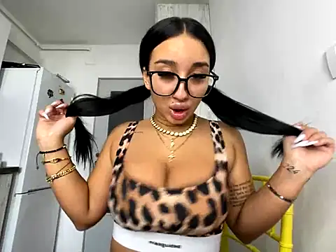 Snapshot of BlueEyes_BB chatting on October 2025 12:58:01 PM BlueEyes BB online show from October 2025 12:58:01 PM