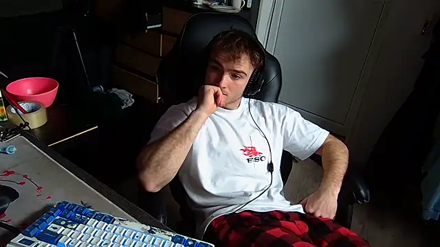 Snapshot of Rudi2007Eye chatting on April 2026 09:10:02 AM Rudi2007Eye online show from April 2026 09:10:02 AM