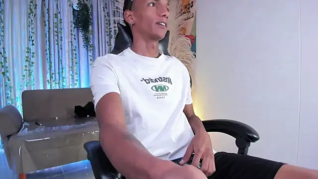 Snapshot of JulienSaint chatting on May 2026 11:39:02 AM JulienSaint online show from May 2026 11:39:02 AM
