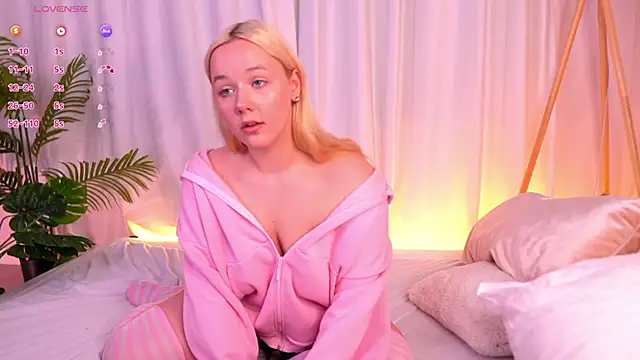Snapshot of MissBunnyDoll chatting on April 2026 07:33:02 AM MissBunnyDoll online show from April 2026 07:33:02 AM