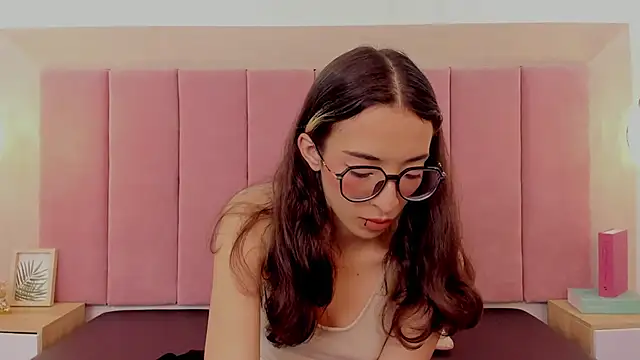 Emilia Bons online show from November 2025 01:33:02 PM