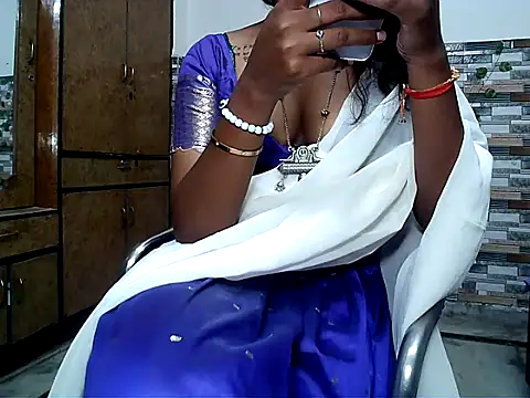 Snapshot of HOT_AARVI11 chatting on September 2025 04:28:01 AM HOT AARVI11 online show from September 2025 04:28:01 AM