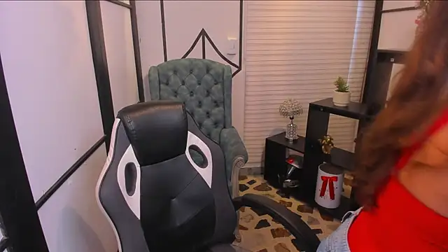 ElaBourn  online show from December 2025 01:51:02 PM