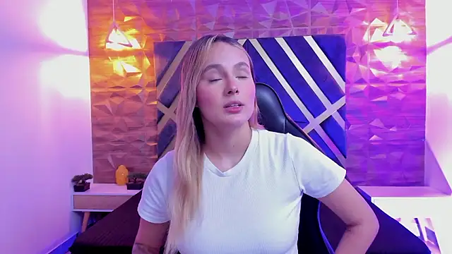 Emmaa white  online show from February 2026 05:20:01 PM