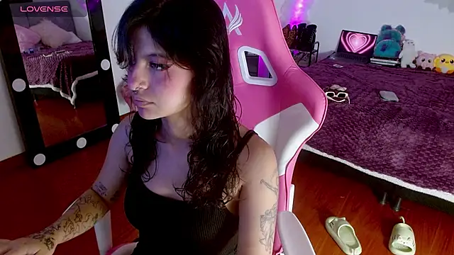 larah uwu online show from September 2025 07:48:02 PM