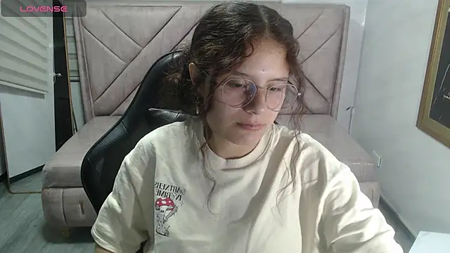 Snapshot of Velvet_Moon_V chatting on February 2026 07:46:01 PM Velvet Moon V online show from February 2026 07:46:01 PM