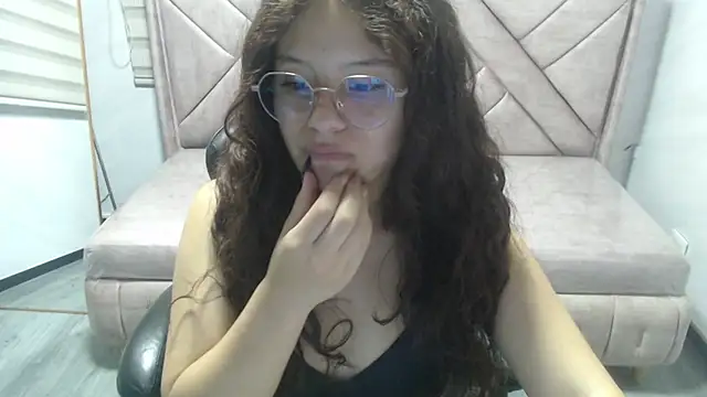 Snapshot of Velvet_Moon_V chatting on March 2026 07:42:01 PM Velvet Moon V online show from March 2026 07:42:01 PM