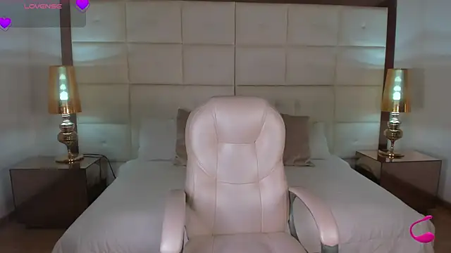 Emmy jacksson online show from November 2025 04:11:02 PM