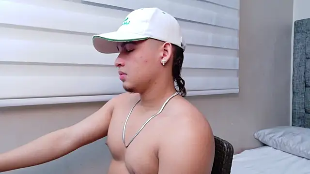 Snapshot of Riky_Strong chatting on November 2025 03:23:02 AM Riky Strong online show from November 2025 03:23:02 AM