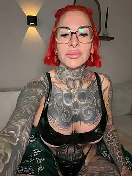 Snapshot of CatCoxx chatting on April 2026 05:10:02 AM CatCoxx online show from April 2026 05:10:02 AM