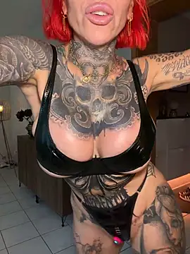 Snapshot of CatCoxx chatting on April 2026 05:15:01 PM CatCoxx online show from April 2026 05:15:01 PM