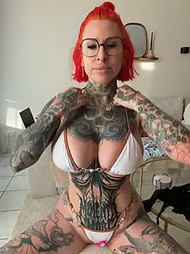 Snapshot of CatCoxx chatting on April 2026 05:38:01 AM CatCoxx online show from April 2026 05:38:01 AM