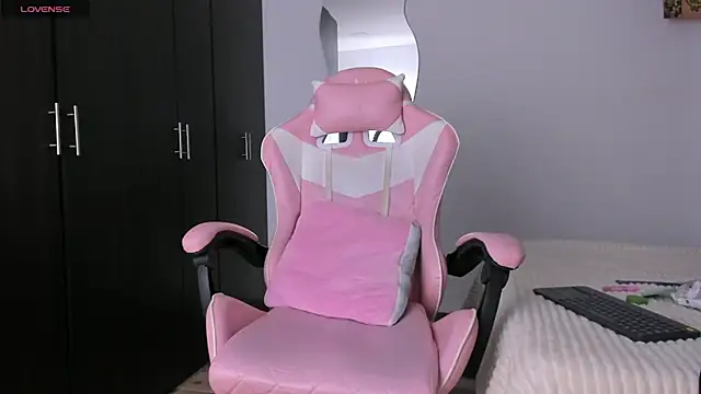 kendal hot01 online show from April 2026 07:03:02 PM