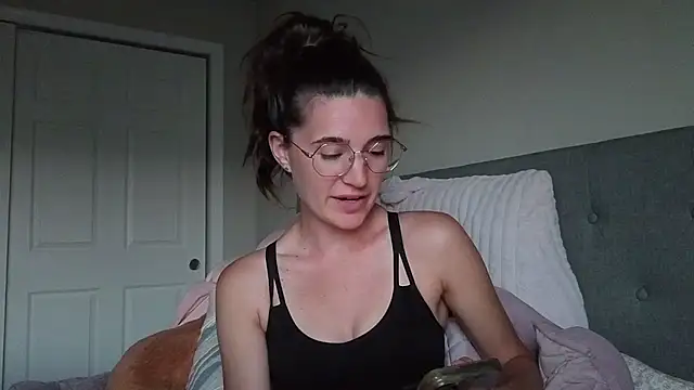 Snapshot of bambifarrina chatting on June 2026 01:32:02 AM bambifarrina online show from June 2026 01:32:02 AM