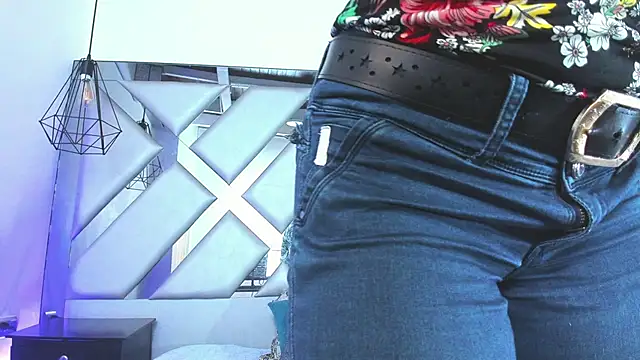 Lorenn Hill online show from November 2025 01:32:02 PM