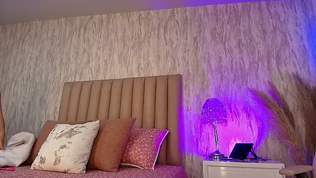 Emely florence  online show from March 2026 08:13:02 PM