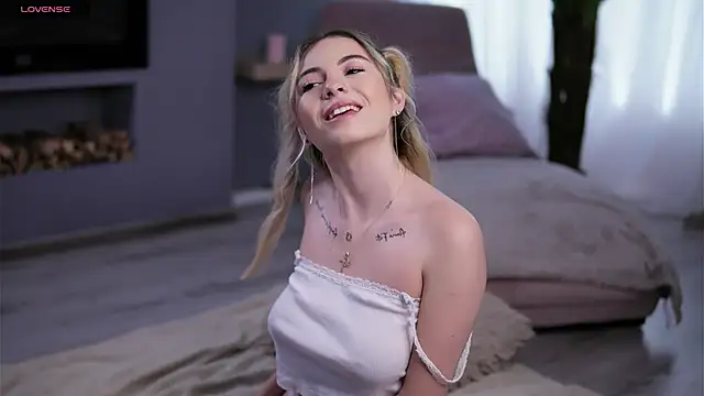 ElsaSolace online show from November 2025 03:55:02 PM