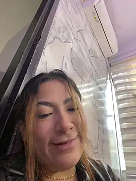 MacarenaRosse online show from November 2025 08:00:01 PM