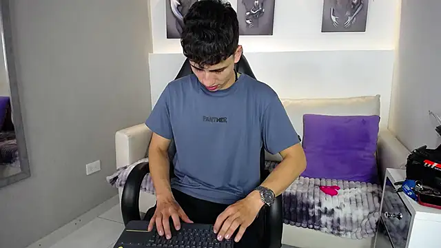 AdrianRinaldi online show from October 2025 10:10:01 PM