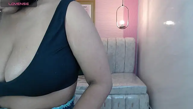 ambar fox s online show from October 2025 03:17:01 AM