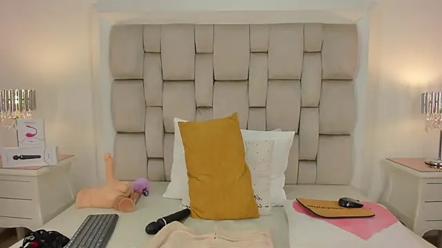 frehia dimou online show from October 2025 03:32:01 PM