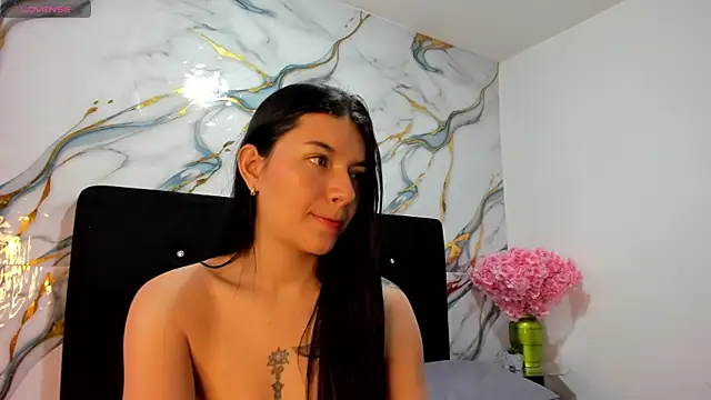 Snapshot of RoxanaBorns_ chatting on June 2026 09:21:02 AM RoxanaBorns online show from June 2026 09:21:02 AM