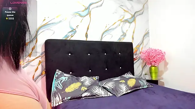 Snapshot of RoxanaBorns_ chatting on July 2026 08:55:02 AM RoxanaBorns online show from July 2026 08:55:02 AM