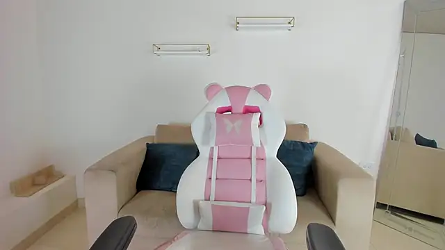 april smiith online show from October 2025 12:13:02 PM