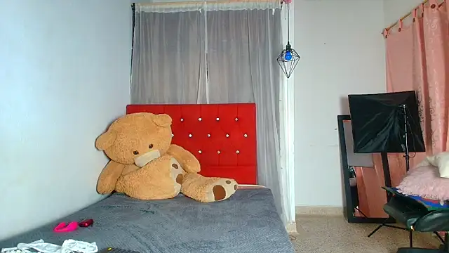 naomi campbel  online show from September 2025 08:34:02 PM