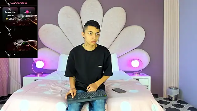 NickandAbby  online show from November 2025 12:15:02 PM